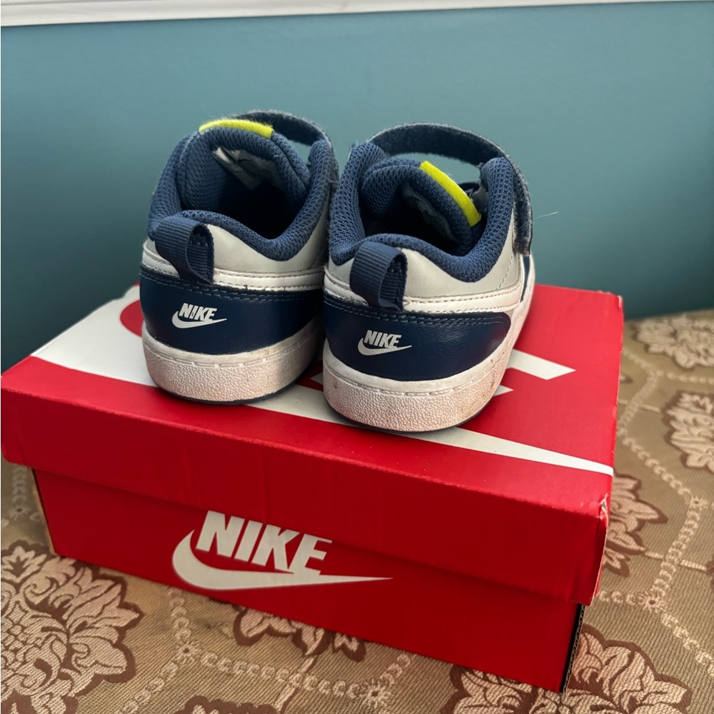 Nikes Kids - Picture 2 of 5